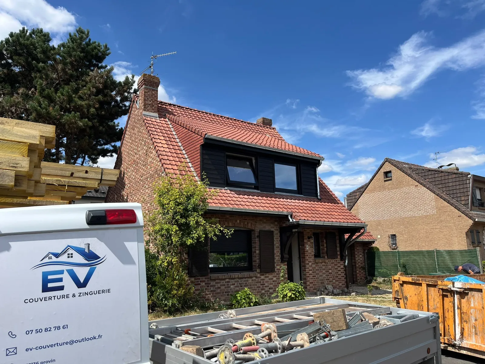 Maison en brique à Provin avec toiture neuve en tuiles rouges, camionnette EV Couverture au premier plan
